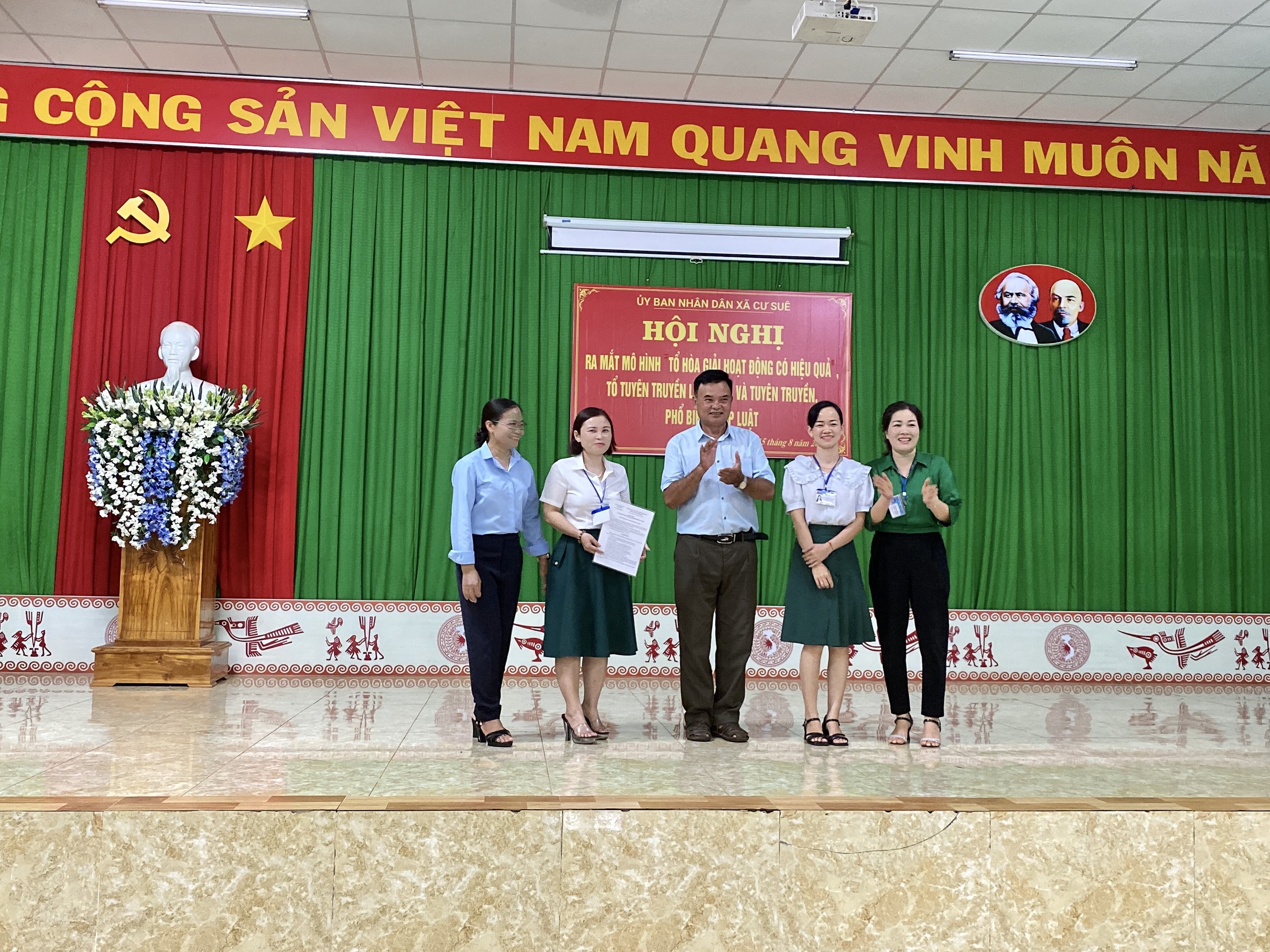 Chiều ngày 15/08/2023, UBND xã Cư Suê tổ chứ Hội nghị ra mắt mô hình "Tổ hòa giải hoạt động có hiệu quả, tổ tuyên truyền lưu động và tuyên truyền phổ biến pháp luật" trên địa bàn xã